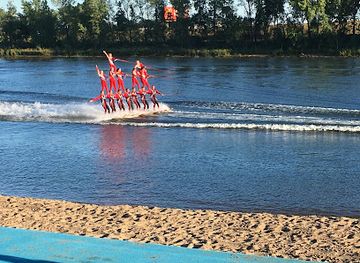 south-dakota/palisades-state-park/attraction/catfish-bay-greatest-show-on-h2o