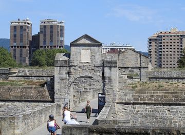 spain/pamplona/attraction/puerta-del-socorro