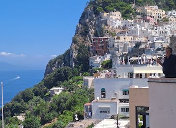 italy/capri/attraction/scultura-walking-in-beauty