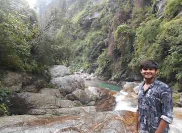 india/mcleodganj/attraction/gallu-waterfall