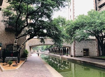 texas/irving/valley-ranch/attraction/mandalay-canal-walk-at-las-colinas