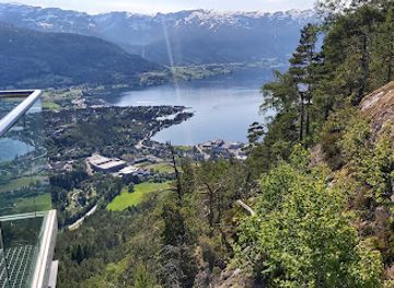 norway/sogn-og-fjordane/attraction/fosseteateret-holvikfossen