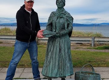 united-kingdom/nairnshire/landmark/nairn-fisherwife-statue