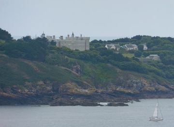 guernsey/brecqhou/attraction/residence-des-freres-barclay
