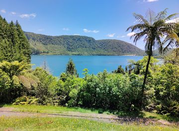 new-zealand/bay-of-plenty/attraction/lake-tikitapu-blue-lake