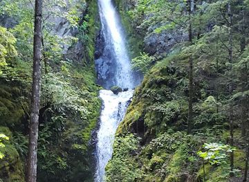 washington/columbia-river-gorge/attraction/hole-in-the-wall-falls