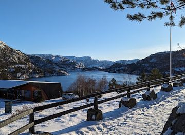 norway/preikestolen/attraction/revsvatnet-beach