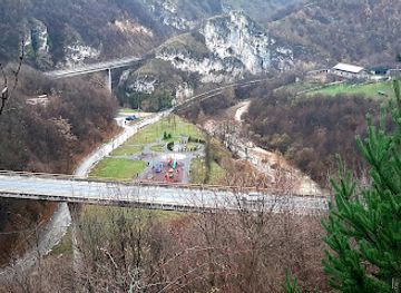 bosnia-and-herzegovina/sarajevo-canton/attraction/usce-moscanice-u-miljacku