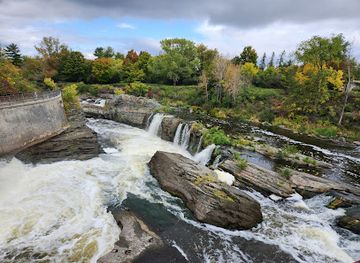 canada/ottawa-valley/attraction/hog-s-back-park
