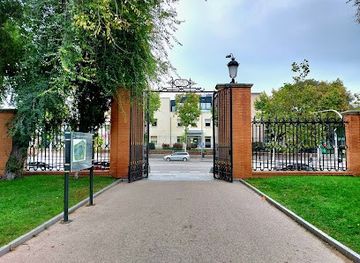 spain/madrid/retiro/attraction/puerta-de-herrero-palacios
