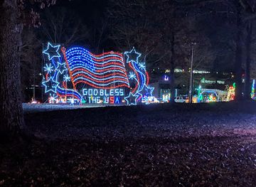 missouri/lake-of-the-ozarks/attraction/enchanted-village-of-lights