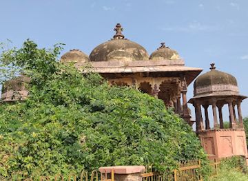india/ranthambore/attraction/32-pillars-chhatri