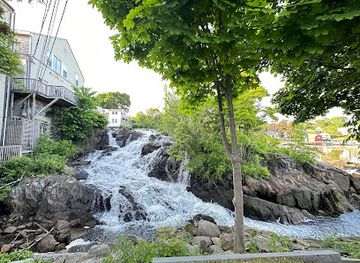 maine/camden/attraction/waterfalls-view