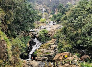 sri-lanka/badulla-district/attraction/ravan-ella-waterfall