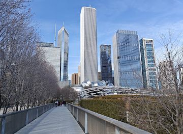 illinois/chicago/millennium-park/attraction/nichols-bridgeway
