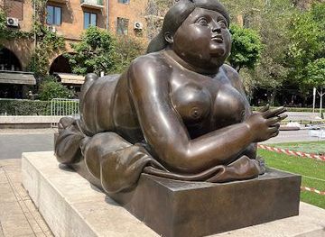 armenia/yerevan/attraction/sculpture-smoking-woman