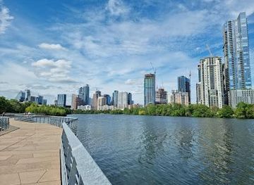 texas/austin/attraction/the-boardwalk-at-lady-bird-lake