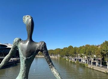 georgia/tbilisi/attraction/baratashvili-bridge-bronze-statues
