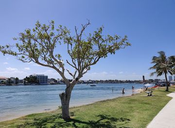 australia/gold-coast/main-beach/attraction/budds-beach-surfers-paradise