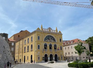 croatia/split/old-town/attraction/stray-cats-gathering