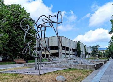 estonia/tartu-county/attraction/a-monument-to-semiotician-yuri-lotman-1922-1993