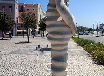 portugal/figueira-da-foz/attraction/estatua-mujer-buho-embarazada