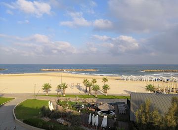 israel/herzliya/attraction/hof-hanechim-beach-lifts