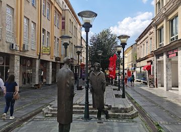 bosnia-and-herzegovina/tuzla/attraction/kipovi-slavnih-tuzlaka-ismeta-mujezinovica-i-mese-selimovica