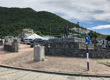 sint-maarten/great-bay-beach/attraction/osborne-kruythoff-the-traffic-man