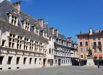 france/grenoble/attraction/palais-du-parlement-du-dauphine