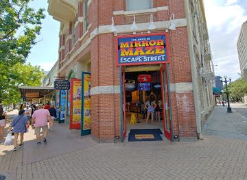 texas/south-texas/attraction/the-amazing-mirror-maze