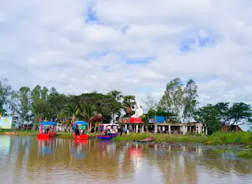 Red Lotus Lake Kumphawapi