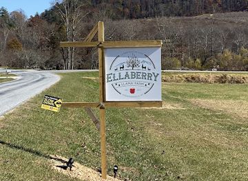north-carolina/hendersonville/attraction/ellaberry-llama-farm
