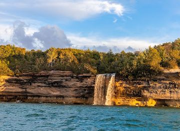 michigan/pictured-rocks-national-lakeshore/attraction/spray-falls