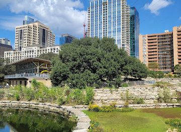 texas/central-texas/attraction/waller-beach-at-town-lake-metropolitan-park