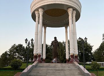 Alisher Navoi Monument