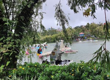 philippines/baguio/burnham-park/attraction/lake-drive-burnham-park