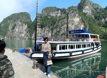 vietnam/ha-long-bay/attraction/bai-chay-lighthouse