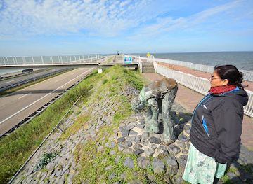 netherlands/friesland/attraction/monument-op-de-afsluitdijk