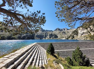 spain/aiguestortes-i-estany-de-sant-maurici-national-park/attraction/presa-de-l-estany-negre