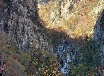 south-korea/seoraksan-national-park/attraction/oryeon-falls