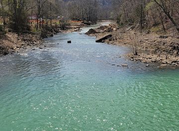 arkansas/devil-s-den-state-park/attraction/devil-s-den-dam-overlook-and-picnic-area