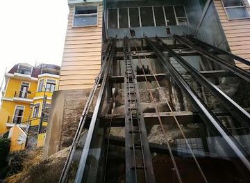 chile/valparaiso/attraction/ascensor-reina-victoria