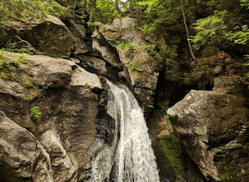 vermont/smugglers-notch-state-park/attraction/bingham-falls-parking-trailhead