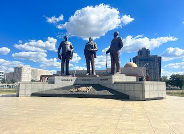botswana/kalahari-desert/attraction/the-three-dikgosi-monument