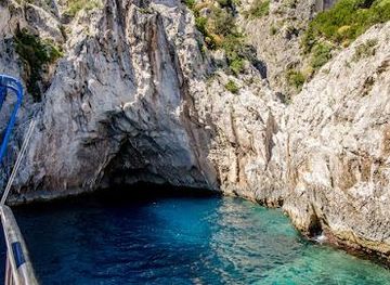 italy/capri/attraction/grotta-rossa-caverna