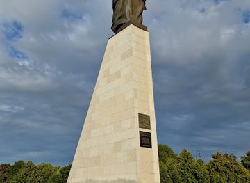 latvia/liepaja/attraction/liepajas-himnas-skulptura-cilveku-mezs