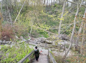 wisconsin/milwaukee/attraction/lake-park-waterfall