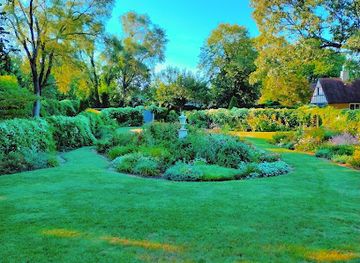 illinois/chain-o-lakes-state-park/attraction/weber-house-garden