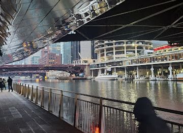 illinois/chicago/attraction/chicago-river-walk-at-state-st